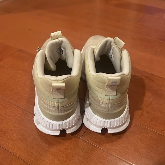 On Running Women’s Shoes - Picture 4 of 5